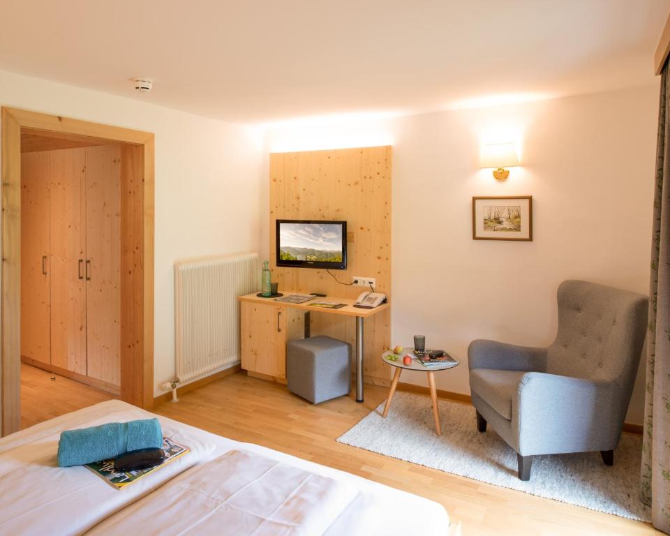 Beachfront · Private Beach Hotel Nagglerhof am Weissensee - Double Room With Mountain View