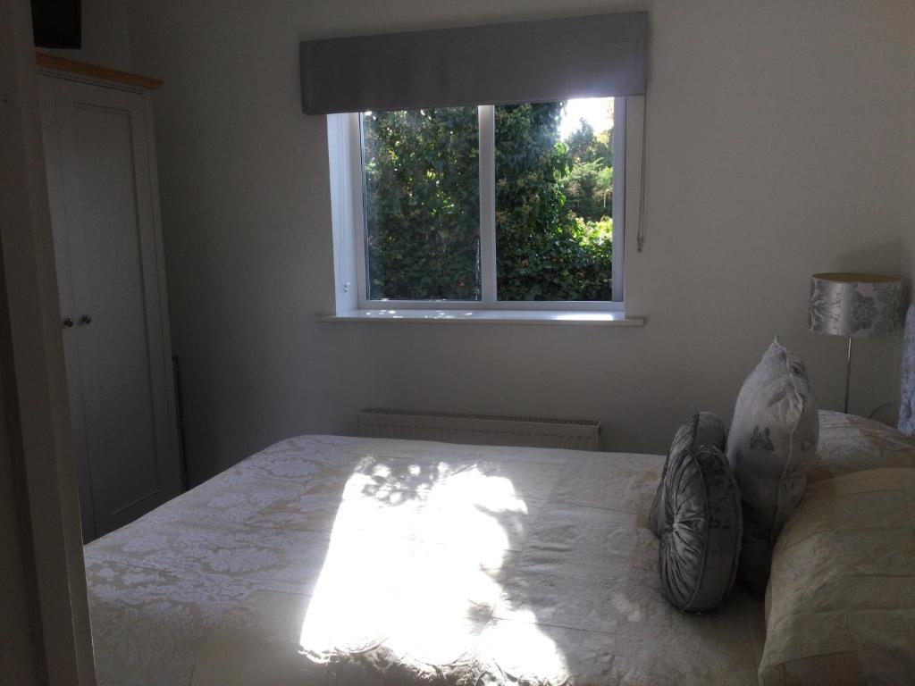 Oakleigh 1 bed ground floor garden view apartment FREE ONSITE PARKING - Departamento