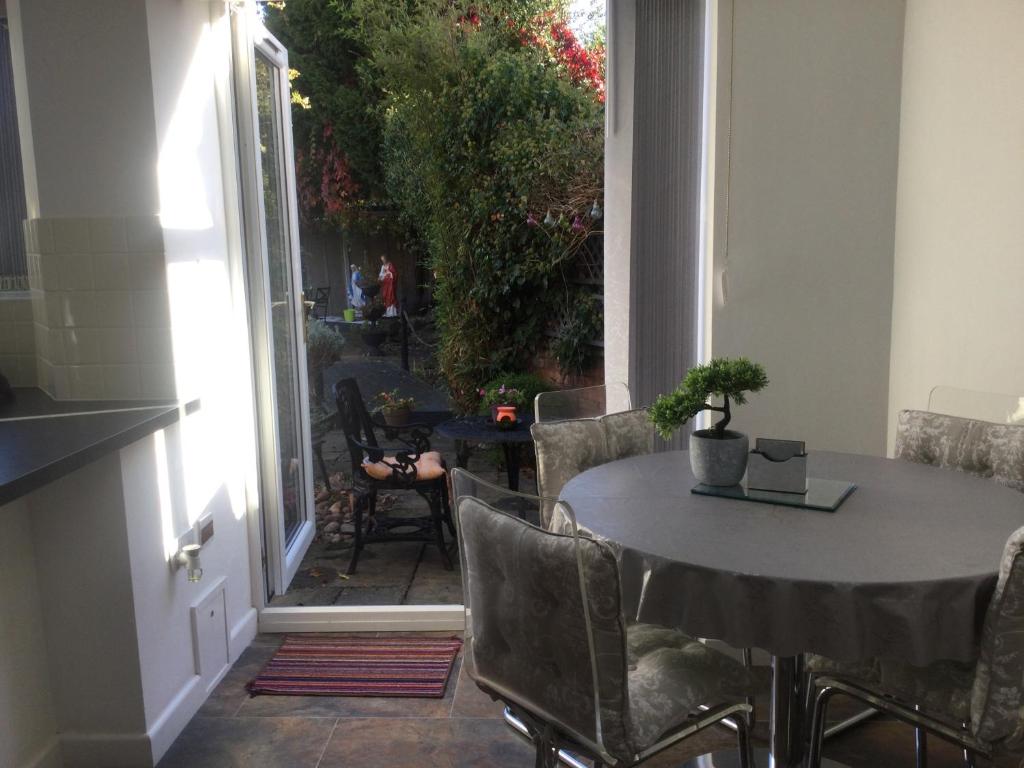 Χώρος καθιστικού στο Oakleigh 1 bed ground floor garden view apartment FREE ONSITE PARKING