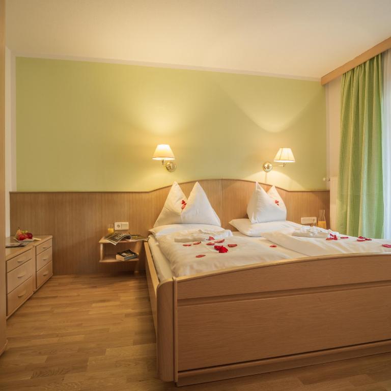 Beachfront · Private Beach Hotel Nagglerhof am Weissensee - Deluxe Double Room With Lake View - Annex