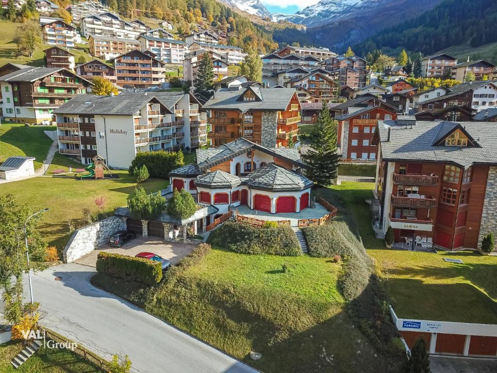 - une vue aérienne sur une petite ville avec des maisons dans l'établissement Villa Octogon, à Loèche-les-Bains