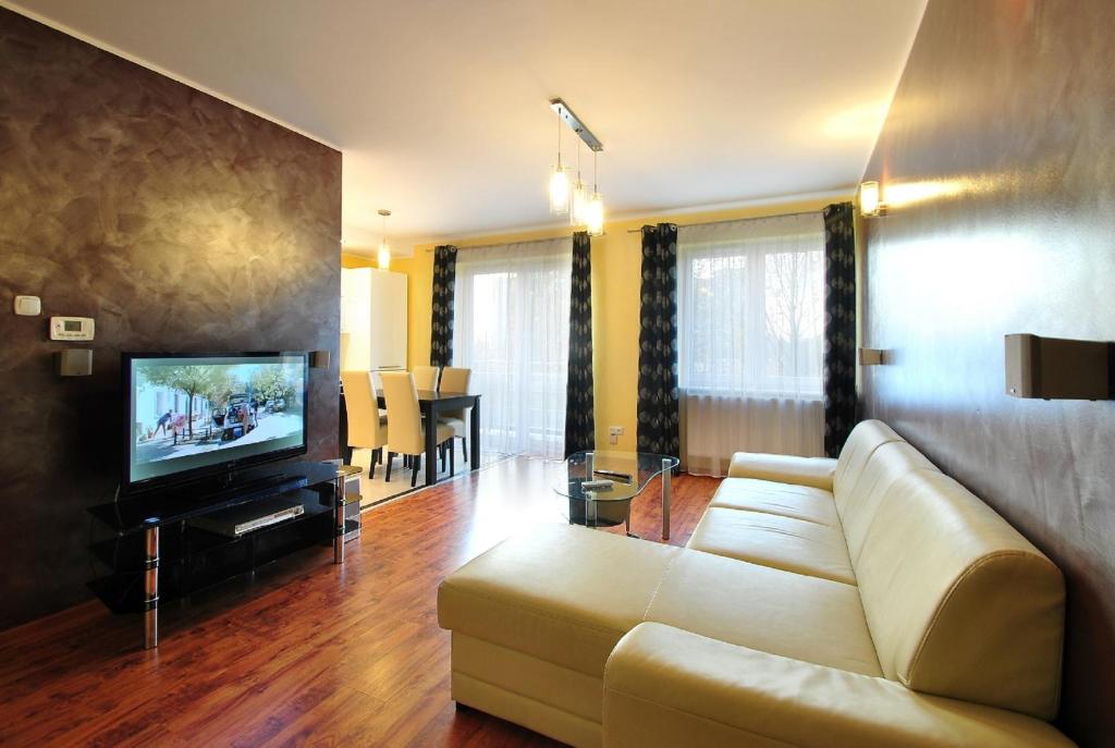 salon z kanapą i telewizorem w obiekcie Living Room w Tarnowie