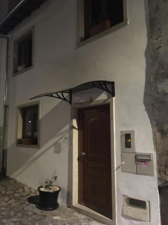 ein Haus mit einer Tür und einer Pflanze davor in der Unterkunft Casa do Castelo II in Bragança