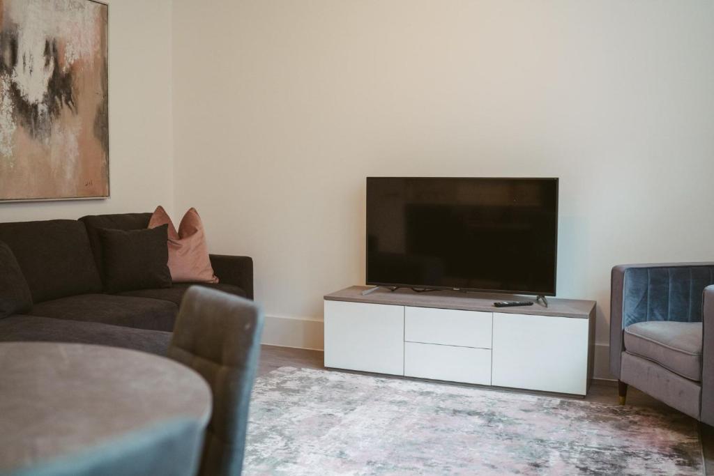 sala de estar con TV de pantalla plana grande en Apartment 4 2 bedroom, sleeps x 6 en York