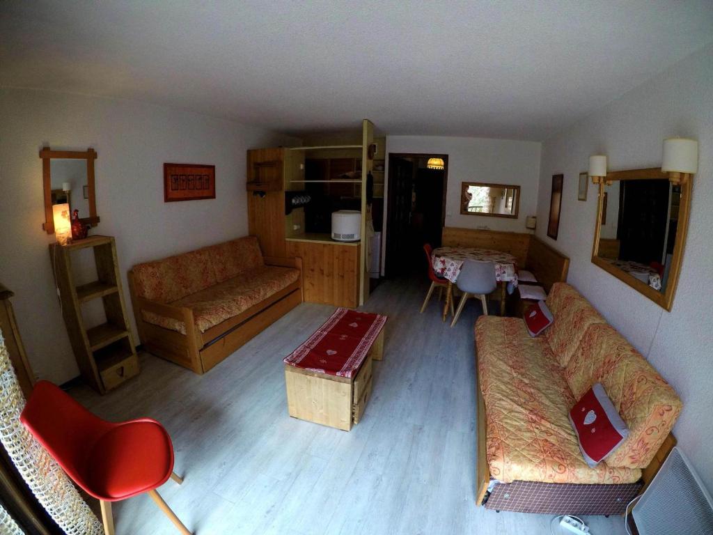 un salon avec un canapé et une table dans l'établissement Studio cabine 4 pers, balcon exposé Sud, au centre de Valloire, proche remontées mécaniques et commerces - FR-1-263-477, à Valloire