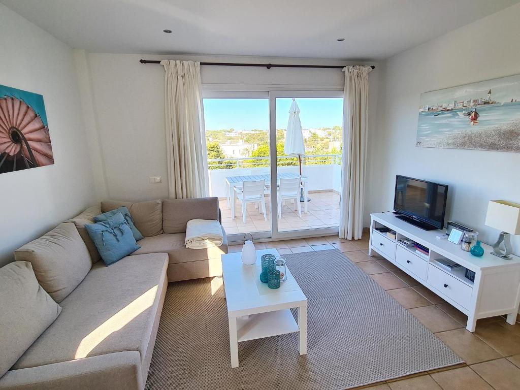 TV a/nebo společenská místnost v ubytování Moderne Penthouse-Whg am Hafen von Cala d'Or / WLAN, Klimaanlage, Pool