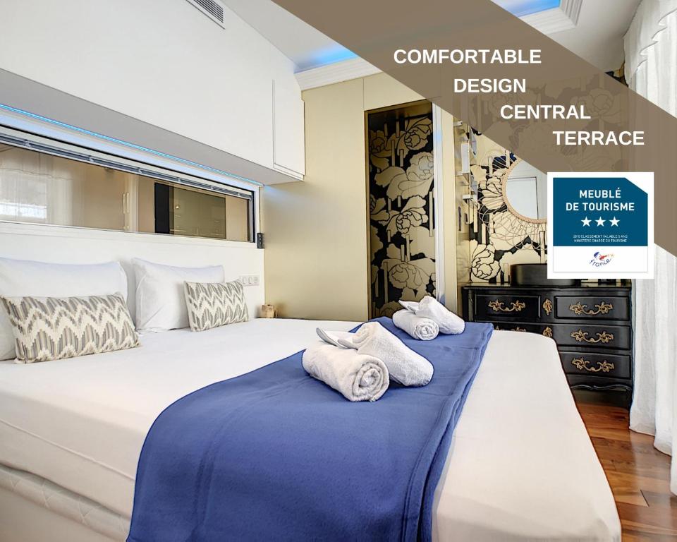 une chambre avec un lit avec des serviettes dessus dans l'établissement BLUE RIVIERA TERRACE CENTRAL TRAIN STATION, à Nice