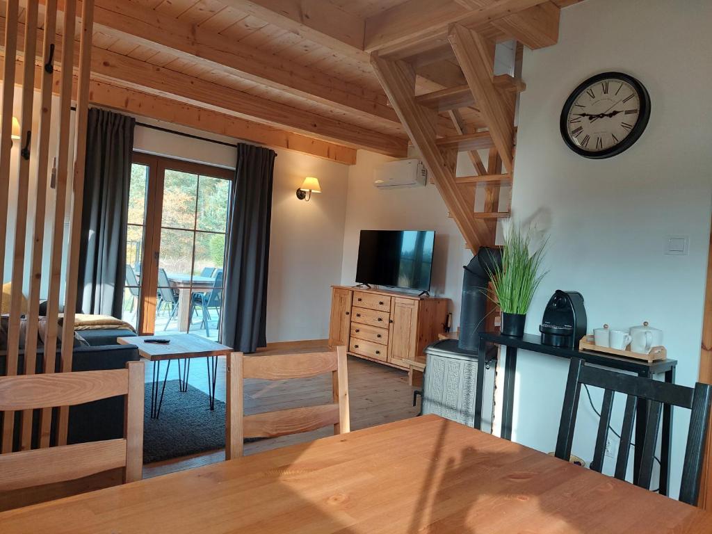 Televízia a/alebo spoločenská miestnosť v ubytovaní Domek nad Marychą - Zelwa