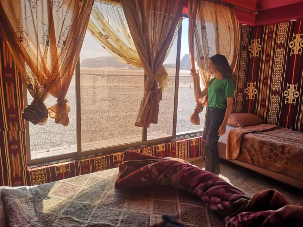 Postel nebo postele na pokoji v ubytování Shakria Bedouin Life Camp