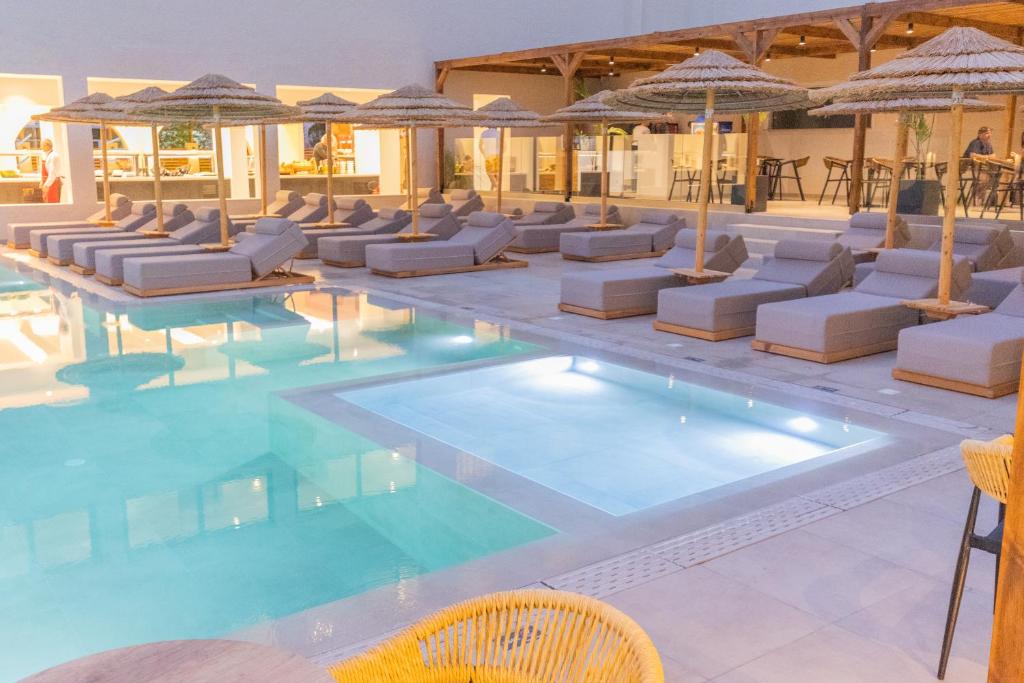 Bazén v ubytování Cabana Blu Hotel & Suites nebo v jeho okolí