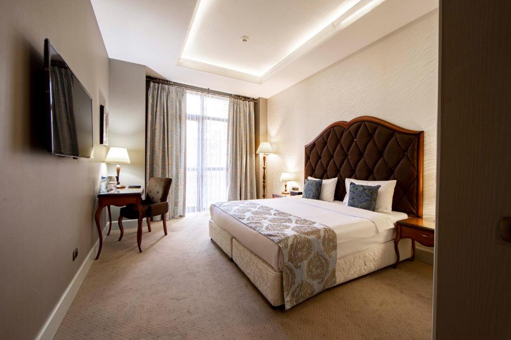 Postel nebo postele na pokoji v ubytování Sapphire Inn Hotel