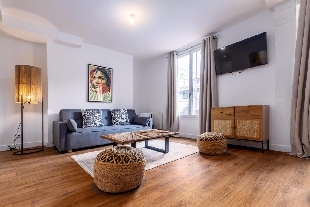 un salon avec un canapé et une table dans l'établissement Cosy flat in Saint-Germain des près, à Paris