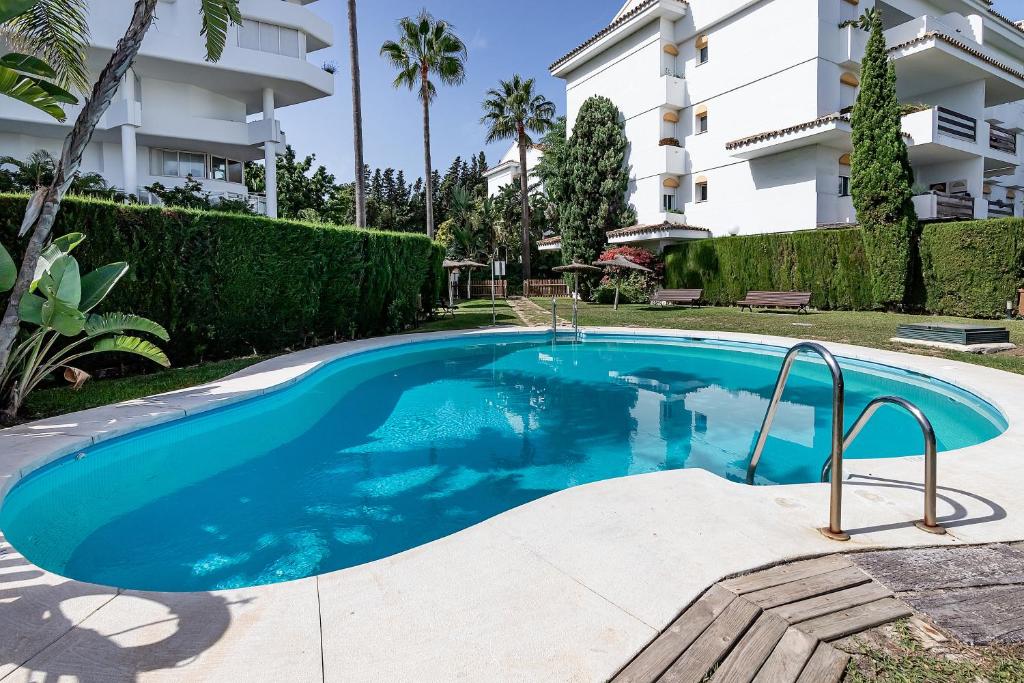 una piscina frente a un edificio en BHost - Parque del Sol, en Marbella