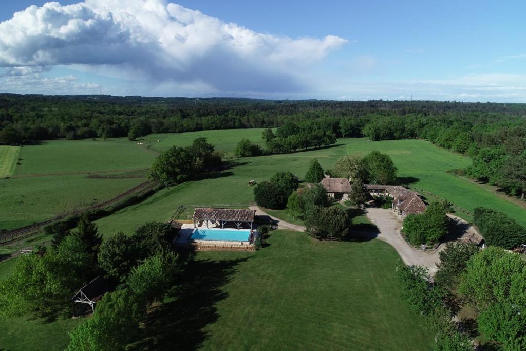 una vista aérea de una casa en un campo en Domaine De La Mouthe, en Saint-Rémy