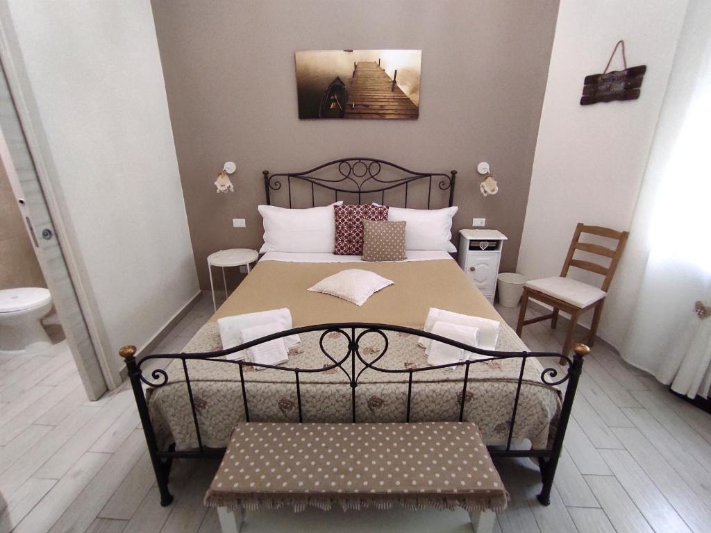 1 dormitorio con 1 cama, mesa y sillas en Dove nasce il Sole B&B en Nicolosi