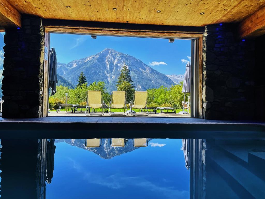 - une vue sur la montagne depuis la piscine dans l'établissement Le Flocon, à Champagny-en-Vanoise