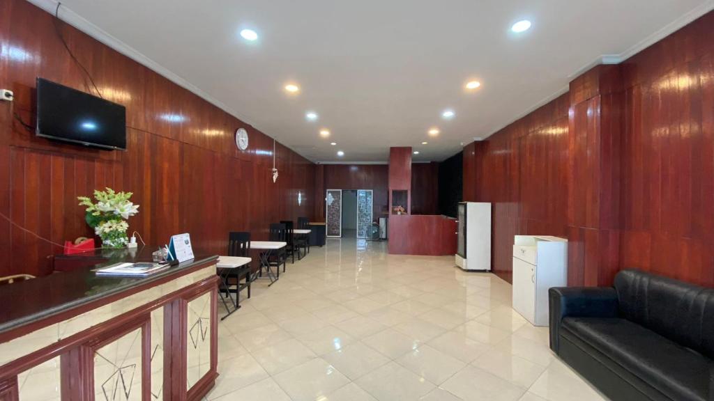 The lobby or reception area at Penginapan AIRA