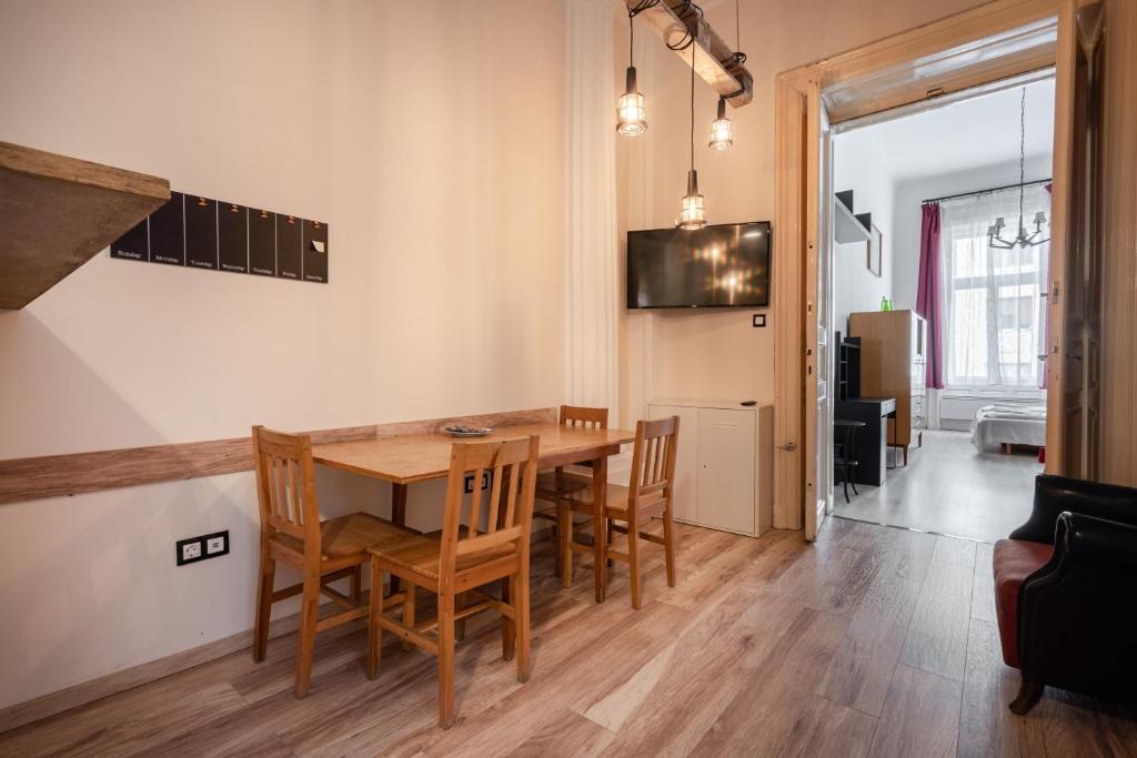Televízia a/alebo spoločenská miestnosť v ubytovaní Retro Rebel Mode Apartment