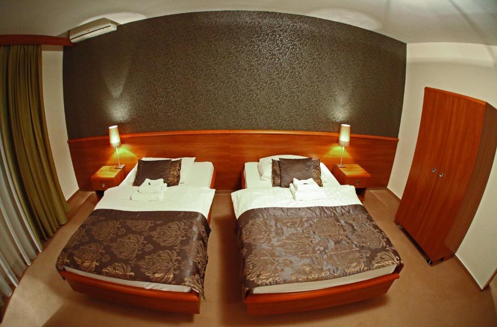 Postel nebo postele na pokoji v ubytování HOTEL CENTRUM with free parking