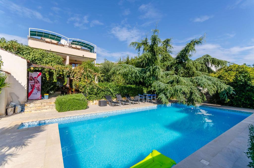 Bazén v ubytování Apartments Milivoj nebo v jeho okolí