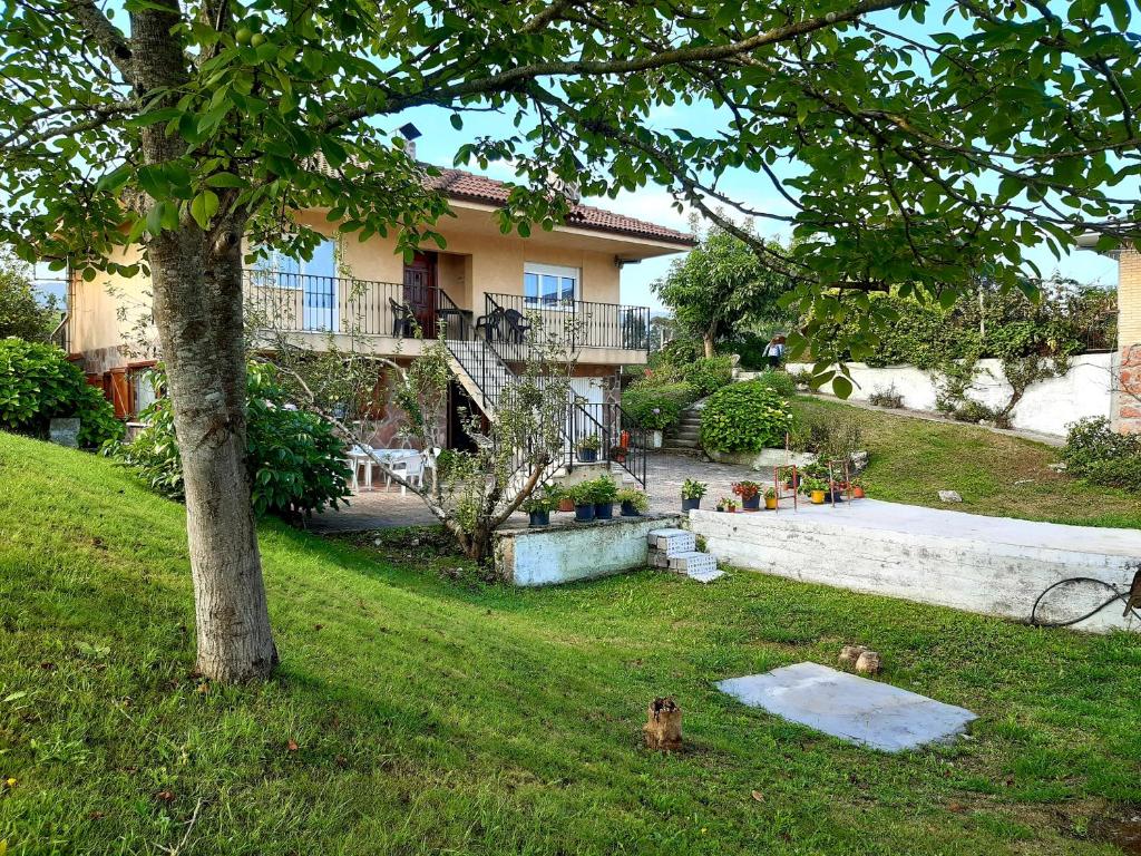una casa en una colina con un perro en el patio en La Choza de La Franca, en La Franca