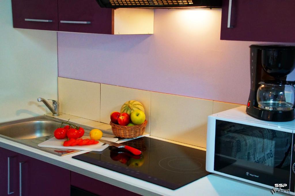 Een keuken of kitchenette bij R&eacute;sidence Baie de Seine