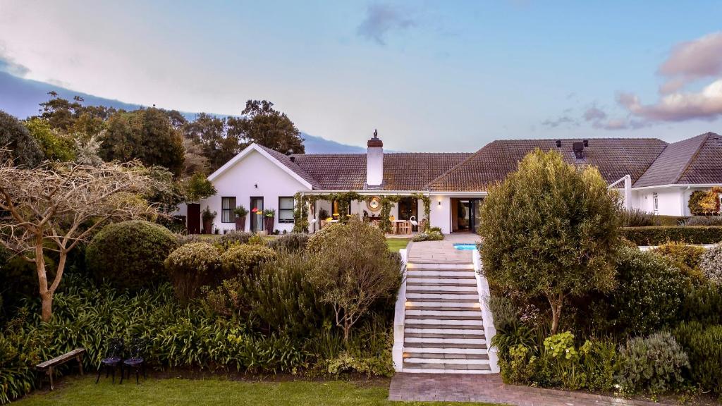una casa con una scala che porta al cortile anteriore di The Dongola Guesthouse a Città del Capo