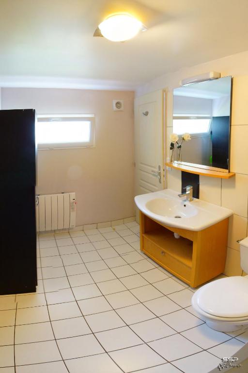 Een badkamer bij R&eacute;sidence Baie de Seine