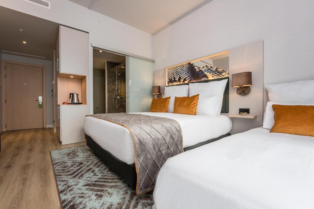 Postel nebo postele na pokoji v ubytování Leonardo Royal Hotel Barcelona Fira