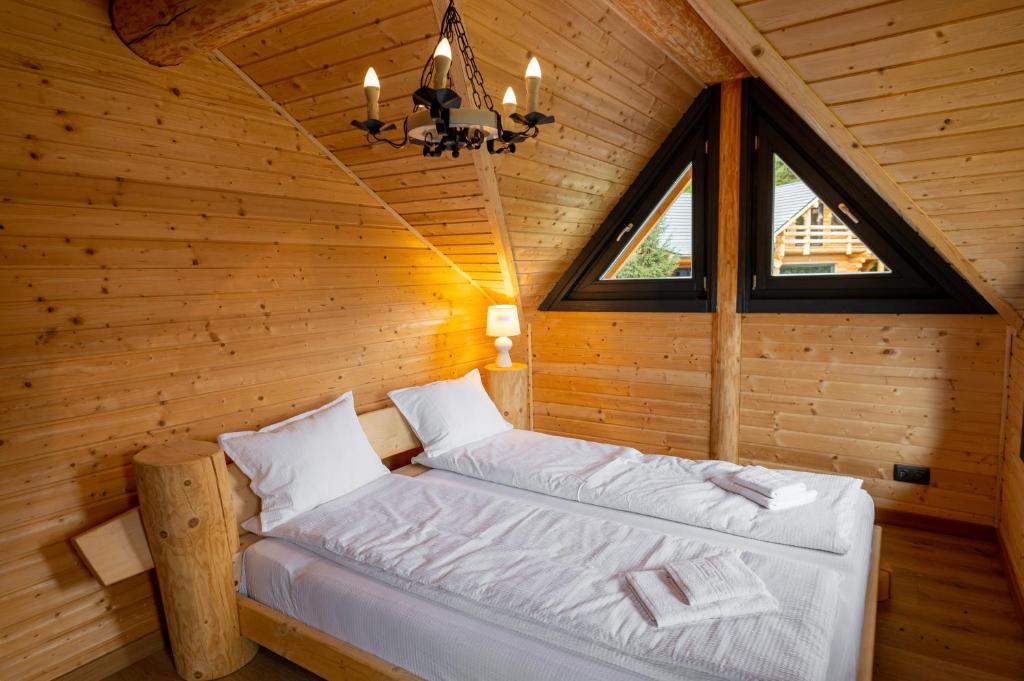 Postel nebo postele na pokoji v ubytování Harghita Log Houses