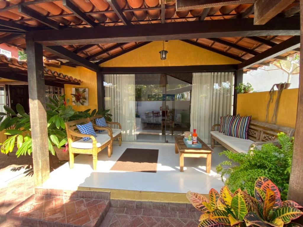 un patio al aire libre con sillas y mesa en Casa de praia tranquilidade e conforto en Búzios