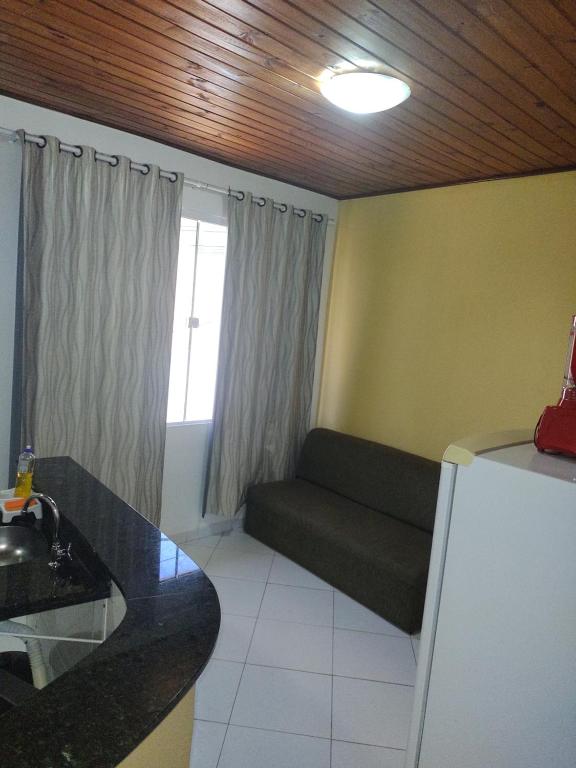 - un salon avec un canapé et une fenêtre dans l'établissement Apartamentos em Pipa RN, à Pipa