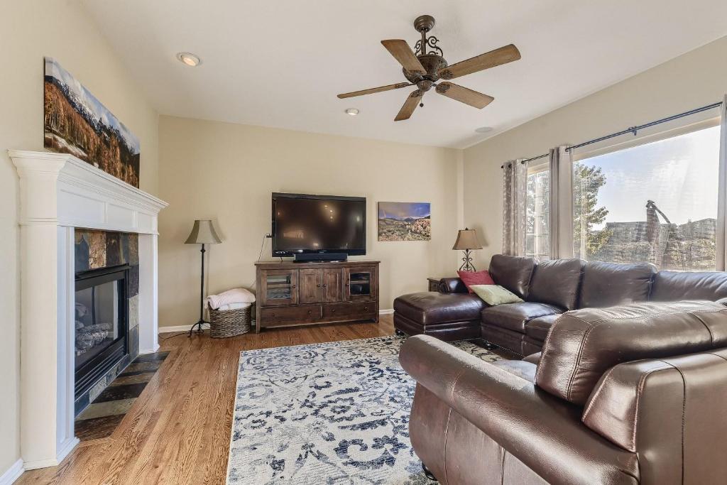 een woonkamer met een leren bank en een televisie bij 21361 White Ash Ct in Parker