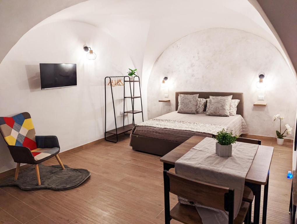 1 dormitorio con 1 cama, 1 mesa y 1 silla en RAVI romantic jacuzzi suite, en Bari