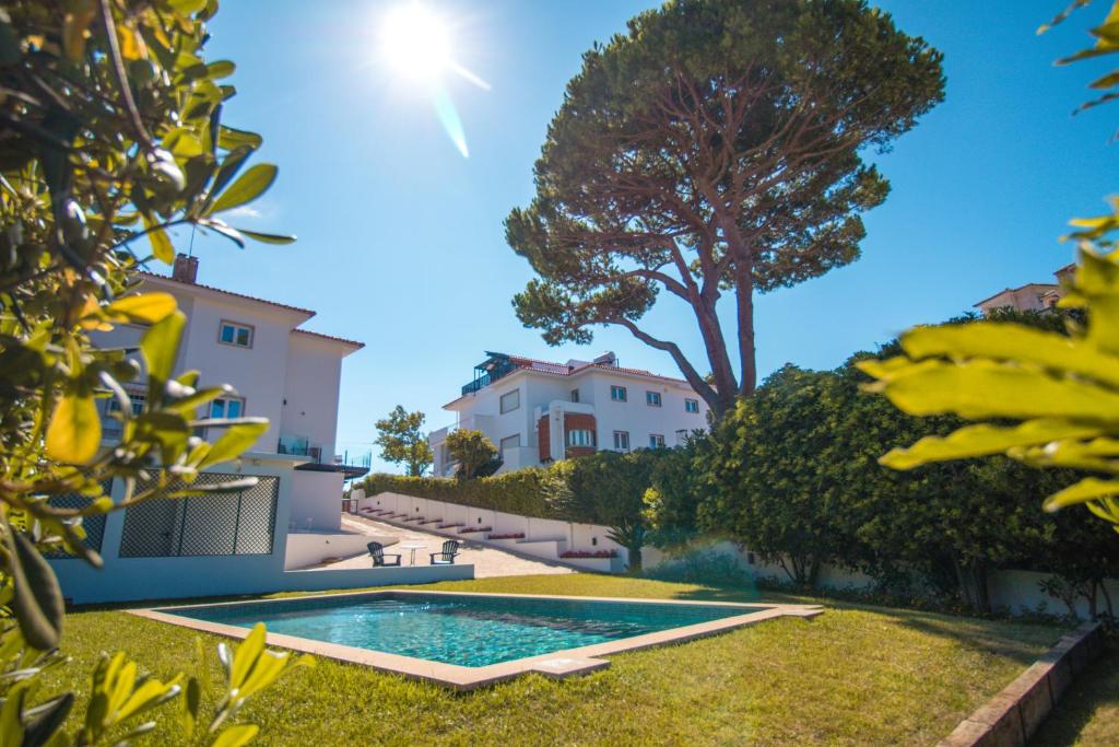 een zwembad in de tuin van een huis bij 188 Apartments - Buganvília - pool and balcony in Cascais