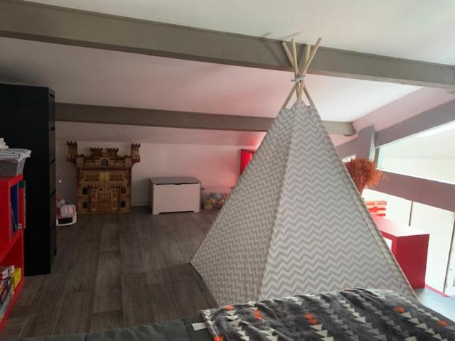 een kamer met een bed en een hangmat. bij maison de Bergerac in Bergerac