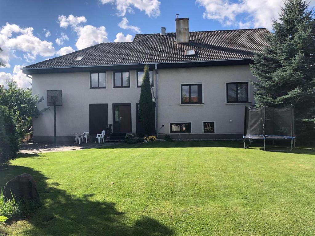 una gran casa blanca con un gran patio en ARB Kaunas, en Kaunas