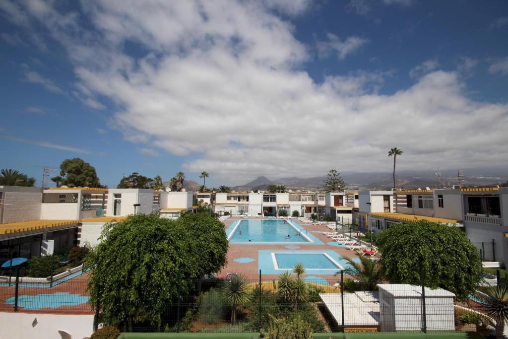 Vistas al mar de un hotel con piscina en Apartament Drago Sunrises, en Costa del Silencio