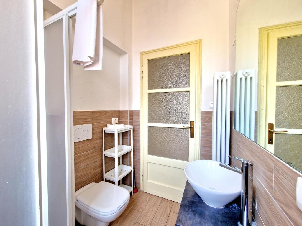 łazienka z umywalką, toaletą i lustrem w obiekcie CENTER VIEW apartment w mieście Bardolino