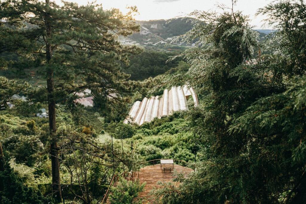 uma vista para uma barragem hidroeléctrica numa floresta em Vuon An Villa - Best pine alley view, garden, BBQ em Ấp Ða Lợi