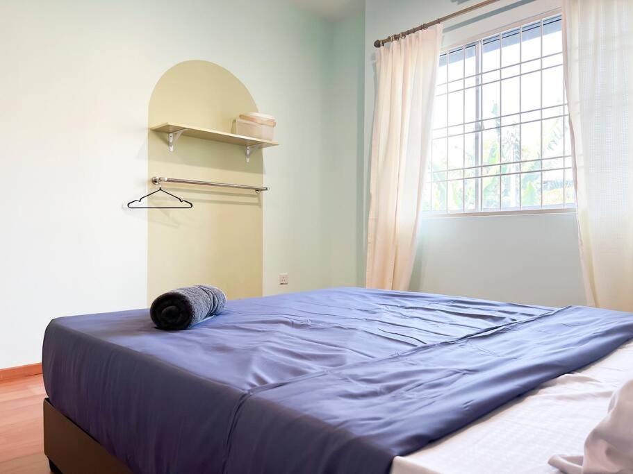 8 pax house . Chill Relax Home . Town . 4BR3BA - Four-Bedroom House