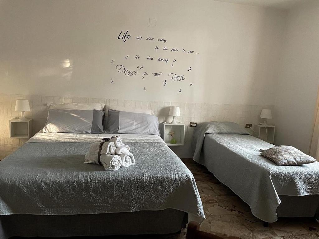 1 dormitorio con 2 camas y un escritorio en la pared en B&B Dell'Annunziata en Bevagna