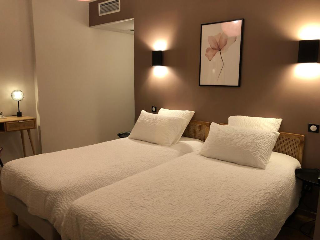 Postel nebo postele na pokoji v ubytování Hôtel de la Glane