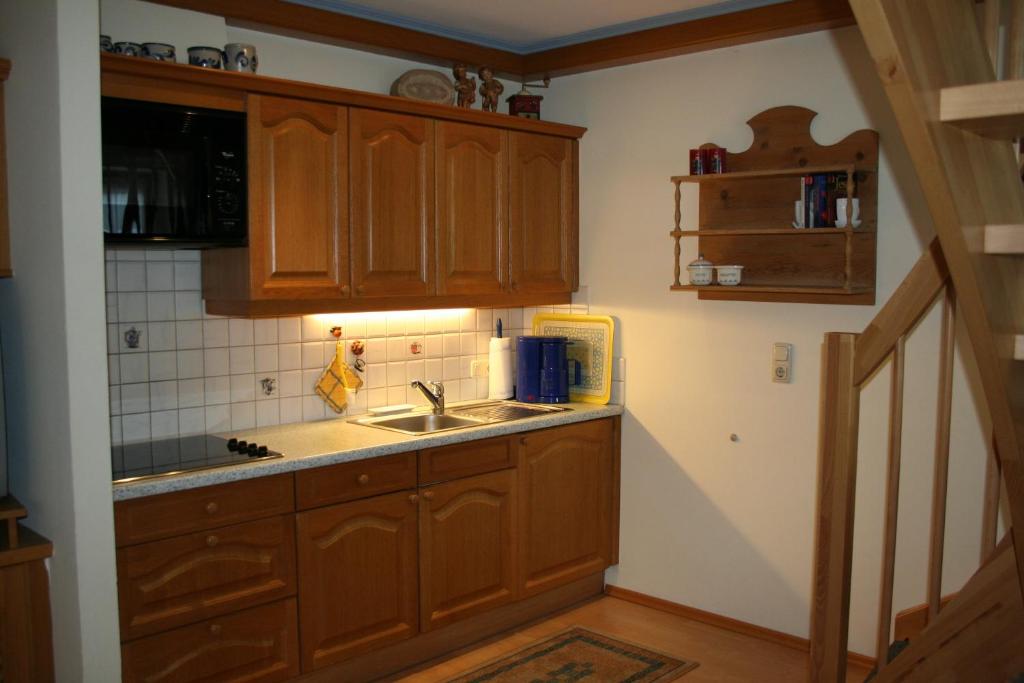 kuchnia z drewnianymi szafkami i zlewem w obiekcie Apartment Gredler Maria w Mayrhofen