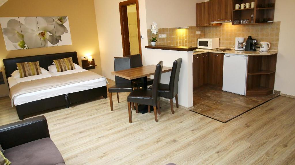 Gellény Lux Apartman - Three-Bedroom Apartment