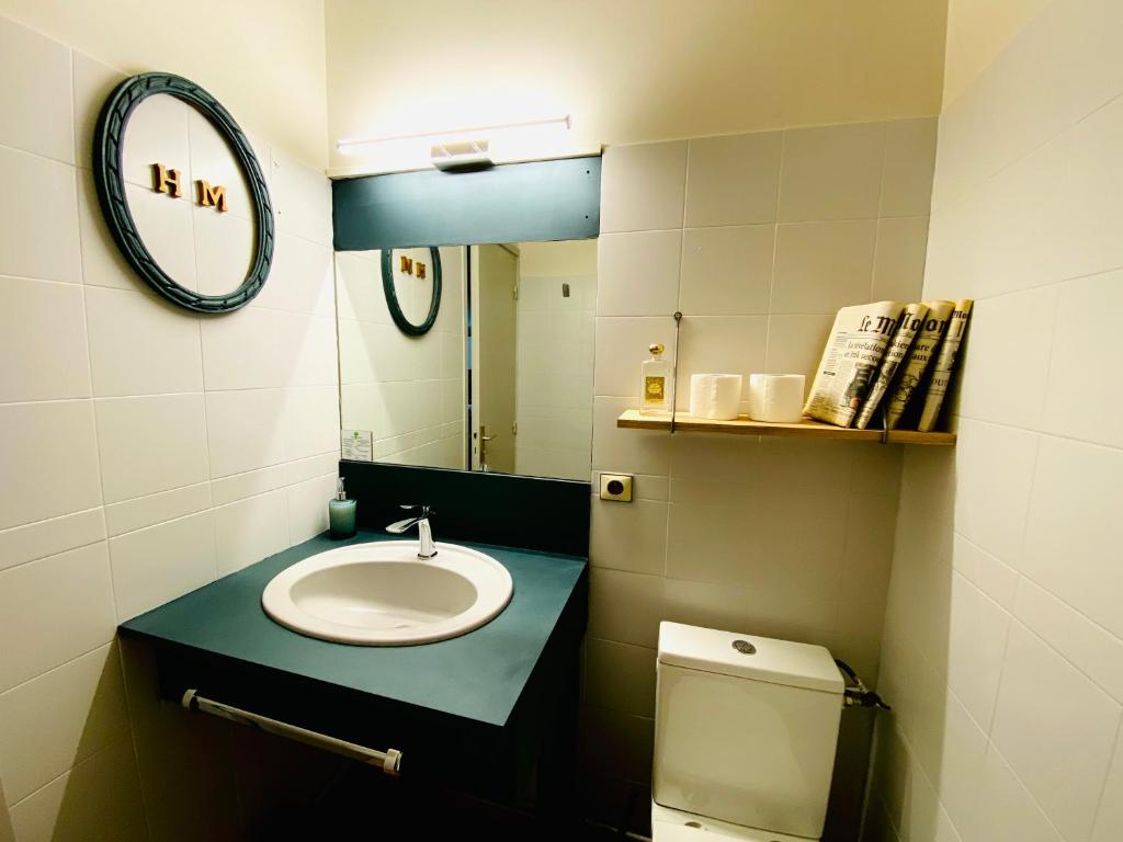 Koupelna v ubytování Hotel Le Midi Clermont-Cournon