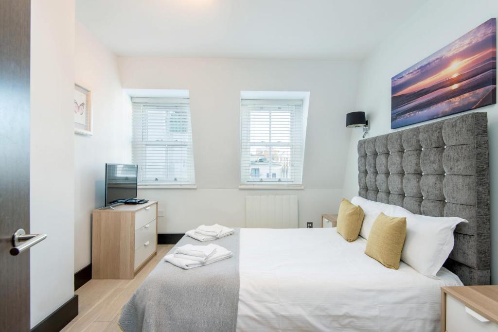 Кровать или кровати в номере Farringdon Penthouse Loft by City Living London