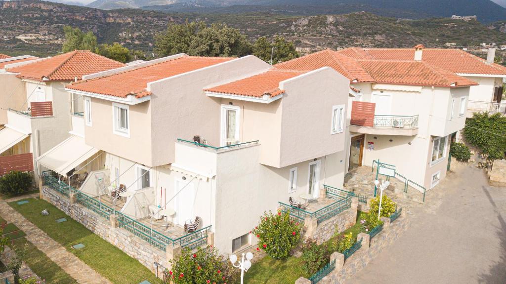 una vista aérea de una fila de casas en Remvi Hotel - Apartments en Stoúpa