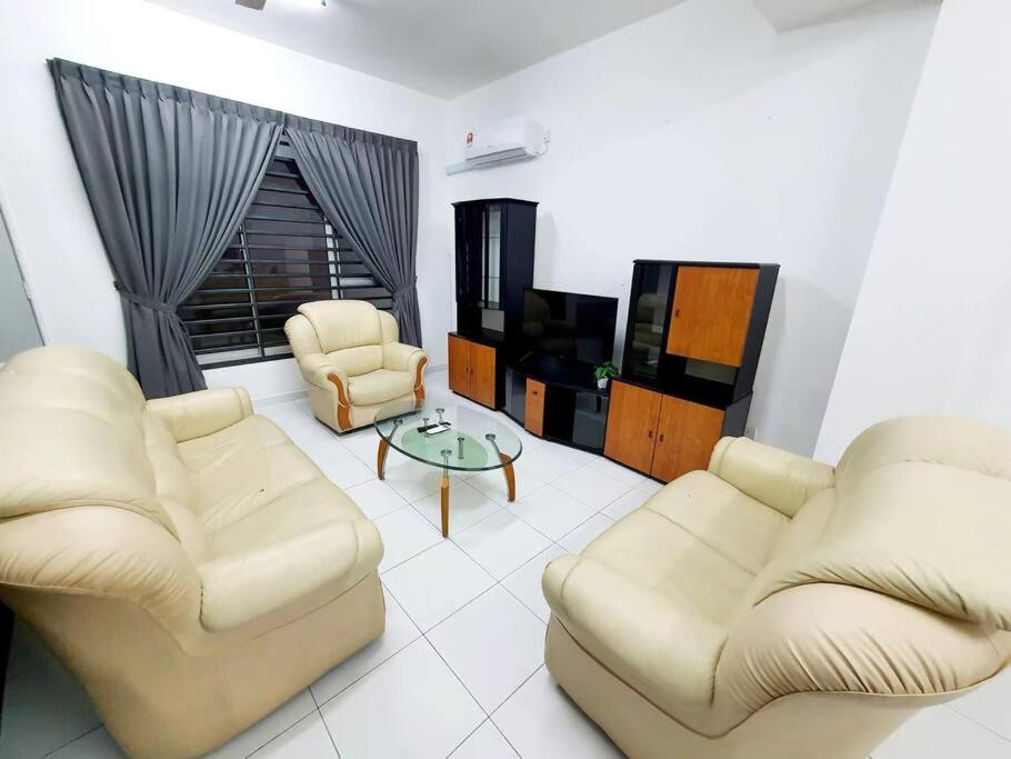 uma sala de estar com dois sofás e uma televisão em 2-Storey Near Aeon Bukit Indah/ Legoland (6 paxs) em Johor Bahru