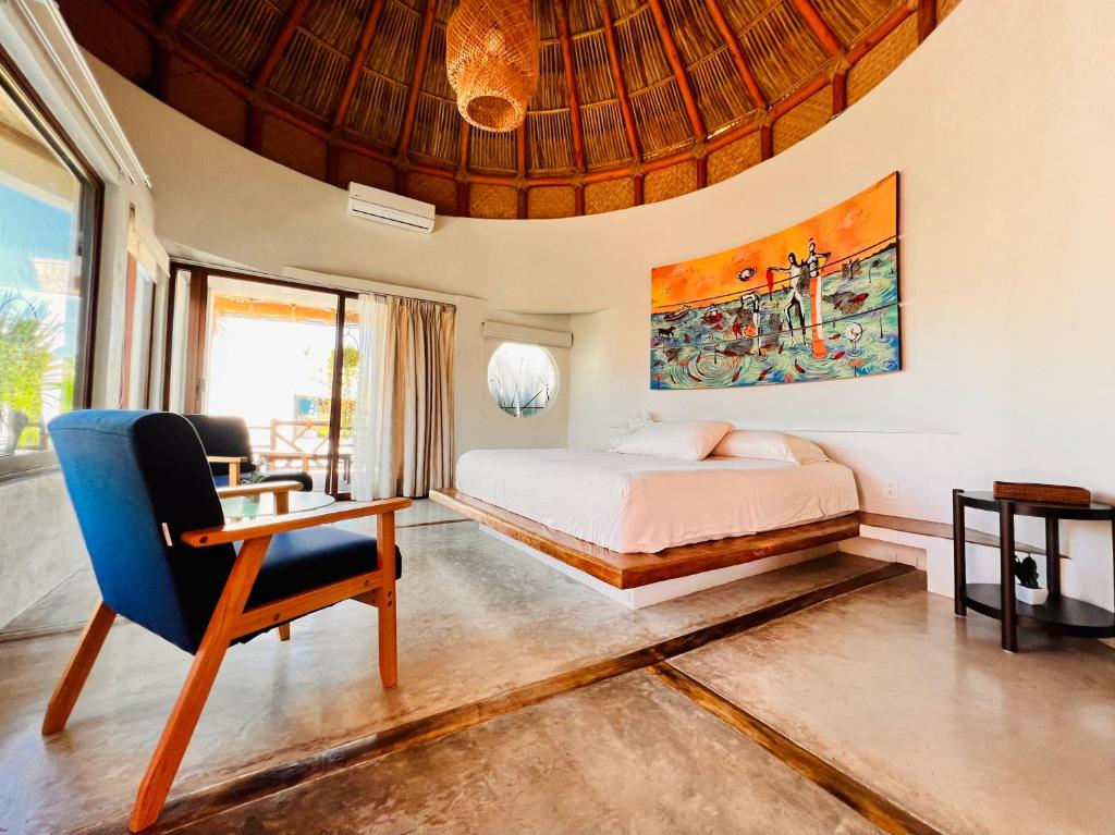 a bedroom with a bed and a desk and a chair at A&V Hotel Boutique in Acapulco